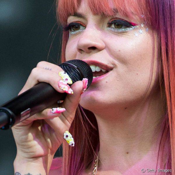 As twin nails de Lily Allen foram bem irreverentes no Festival Glastonbury, com cores contrastantes e aplica??o de acess?rios